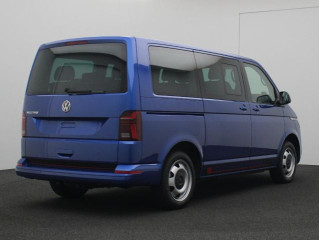 Fahrzeugbild eines Volkswagen T6.1 Multivan in blau.