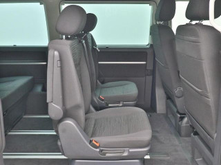 Fahrzeugbild eines Volkswagen T6.1 Multivan in blau.