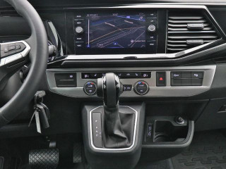 Fahrzeugbild eines Volkswagen T6.1 Multivan in blau.