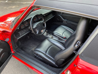 Fahrzeugbild eines Porsche 993 in rot.