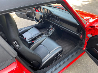 Fahrzeugbild eines Porsche 993 in rot.