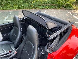 Fahrzeugbild eines Porsche 993 in rot.