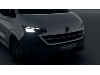 Fahrzeugbild eines Volkswagen T7 Transporter in weiß.