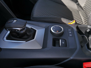 Fahrzeugbild eines Volkswagen Amarok in grau.