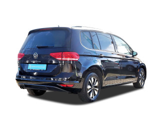 Fahrzeugbild eines Volkswagen Touran in schwarz.