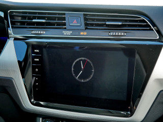 Fahrzeugbild eines Volkswagen Touran in schwarz.