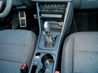 Fahrzeugbild eines Volkswagen Touran in schwarz.