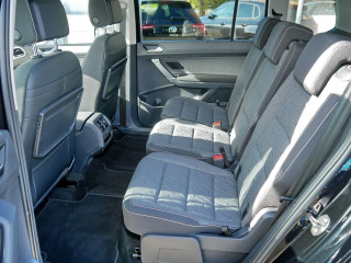 Fahrzeugbild eines Volkswagen Touran in schwarz.