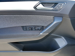 Fahrzeugbild eines Volkswagen Touran in schwarz.