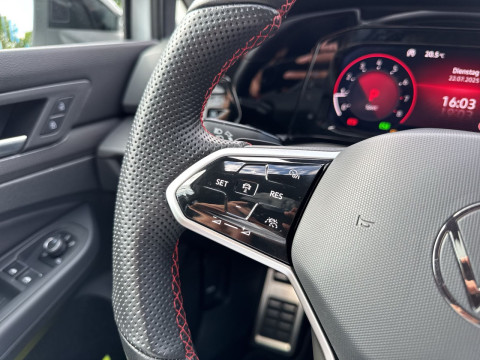 Volkswagen - Golf GTI