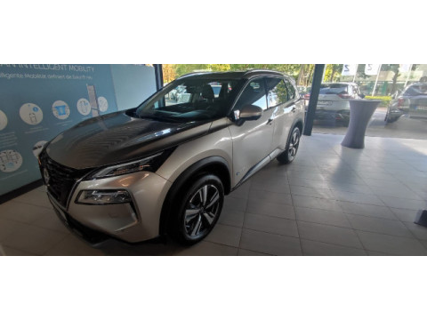 Automodell: X-Trail in der Farbe silber