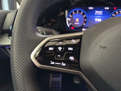 Volkswagen - Golf GTI