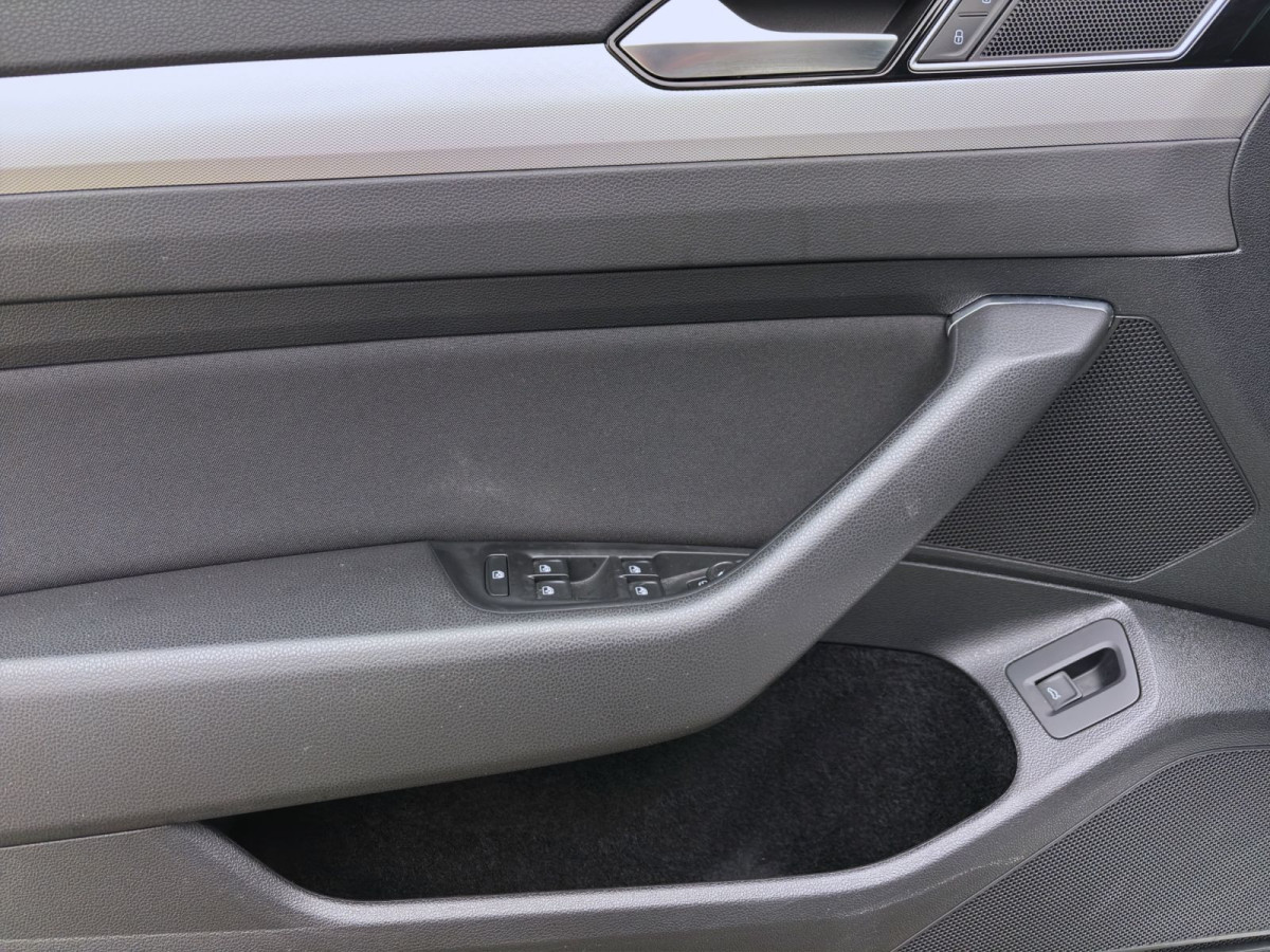 Thumb 9: Volkswagen Passat Variant 1.6 TDI DSG COMFORTLINE NAVI ACC PDC KAMERA