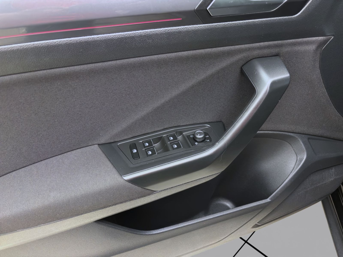 Thumb 9: Volkswagen T-Roc 1.5 TSI SPORT NAVI PDC LED SITZHZG ACC