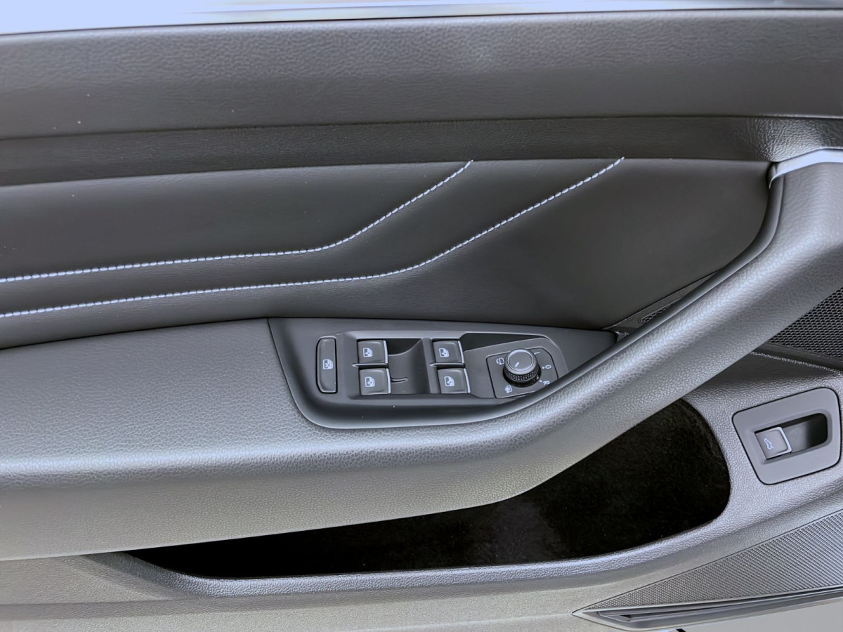 Thumb 9: Volkswagen Passat Variant 2.0 TDI DSG ELEGANCE STANDHZG AHK PANO IQ.LIGHT