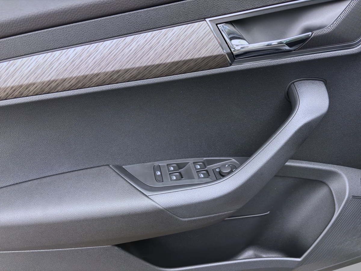 Thumb 9: Škoda KAROQ TOUR DSG AHK PANO NAV ASSISTENZ+ WINTER+