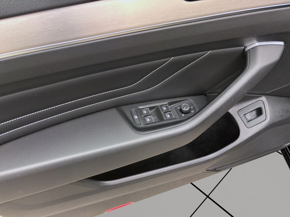 Thumb 9: Volkswagen Passat Variant 2.0 TDI DSG ELEGANCE AHK NAVI IQ.LIGHT ACC