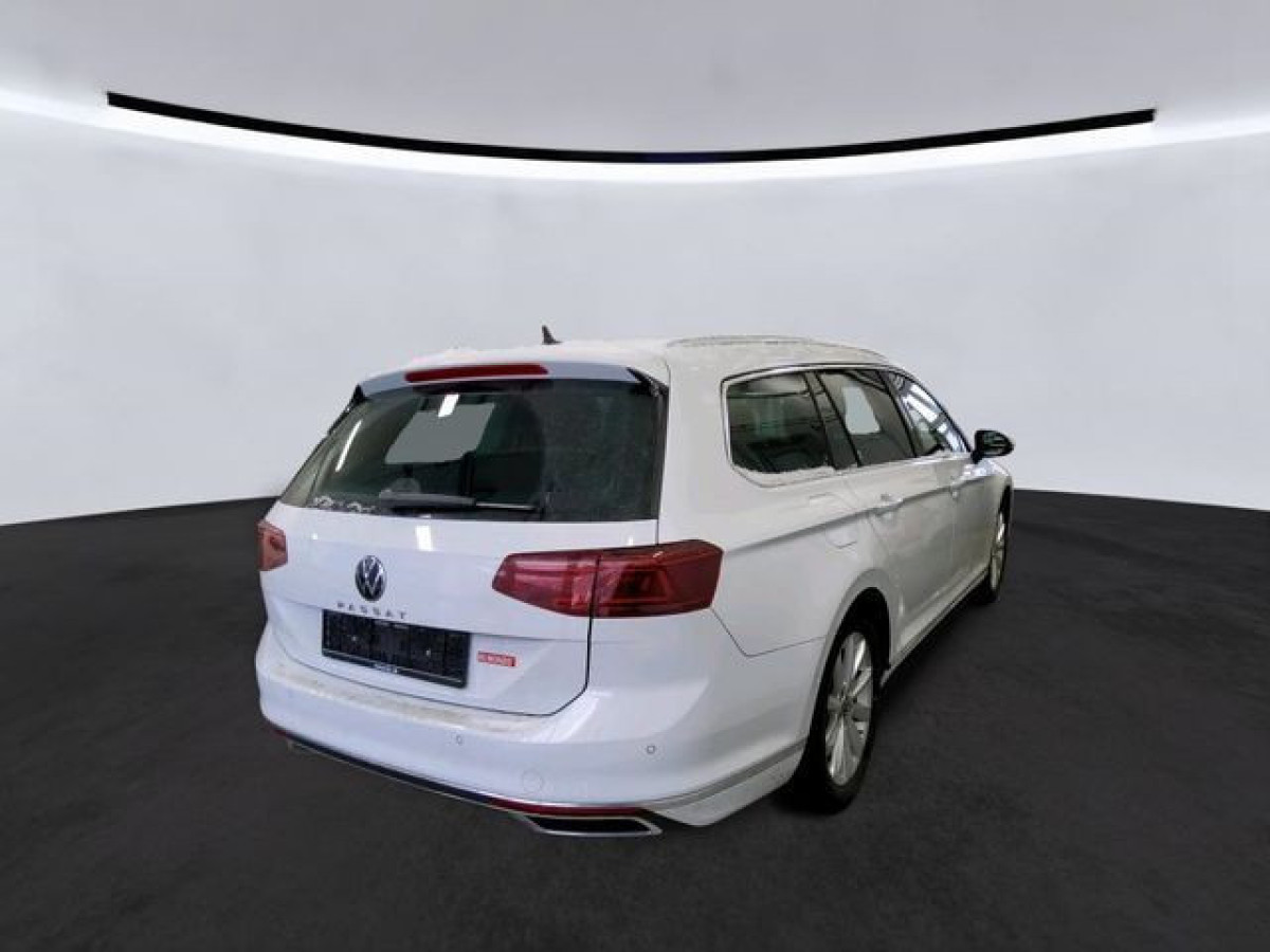 Thumb 1: Volkswagen Passat Variant 2.0 TDI DSG ELEGANCE NAVI KAMERA PDC SITZHZG