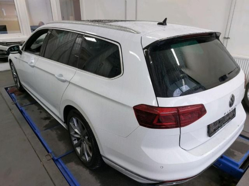 Bild 1: Volkswagen Passat Variant 2.0 TDI DSG R-LINE PANO NAVI IQ.LIGHT KAMERA