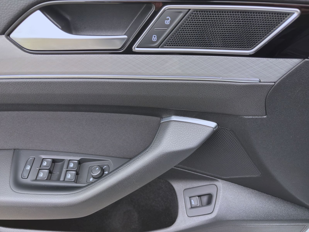 Thumb 9: Volkswagen Passat Variant 2.0 TDI DSG R-LINE NAVI STDHZG AHK KLIMA