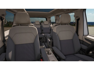 Fahrzeugbild eines Volkswagen T7 Multivan in silber.