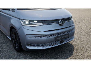 Fahrzeugbild eines Volkswagen T7 Multivan in silber.