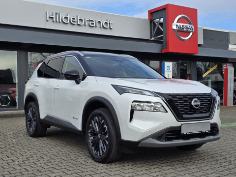 Automodell: X-Trail in der Farbe weiß