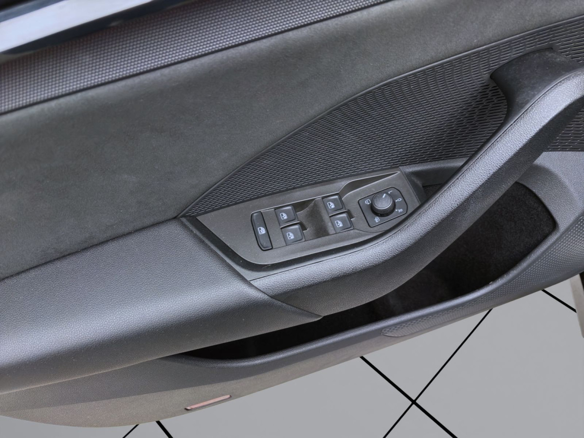 Thumb 9: Škoda Octavia Combi 2.0 TDI DSG RS STDHZG PANO AHK MATRIX