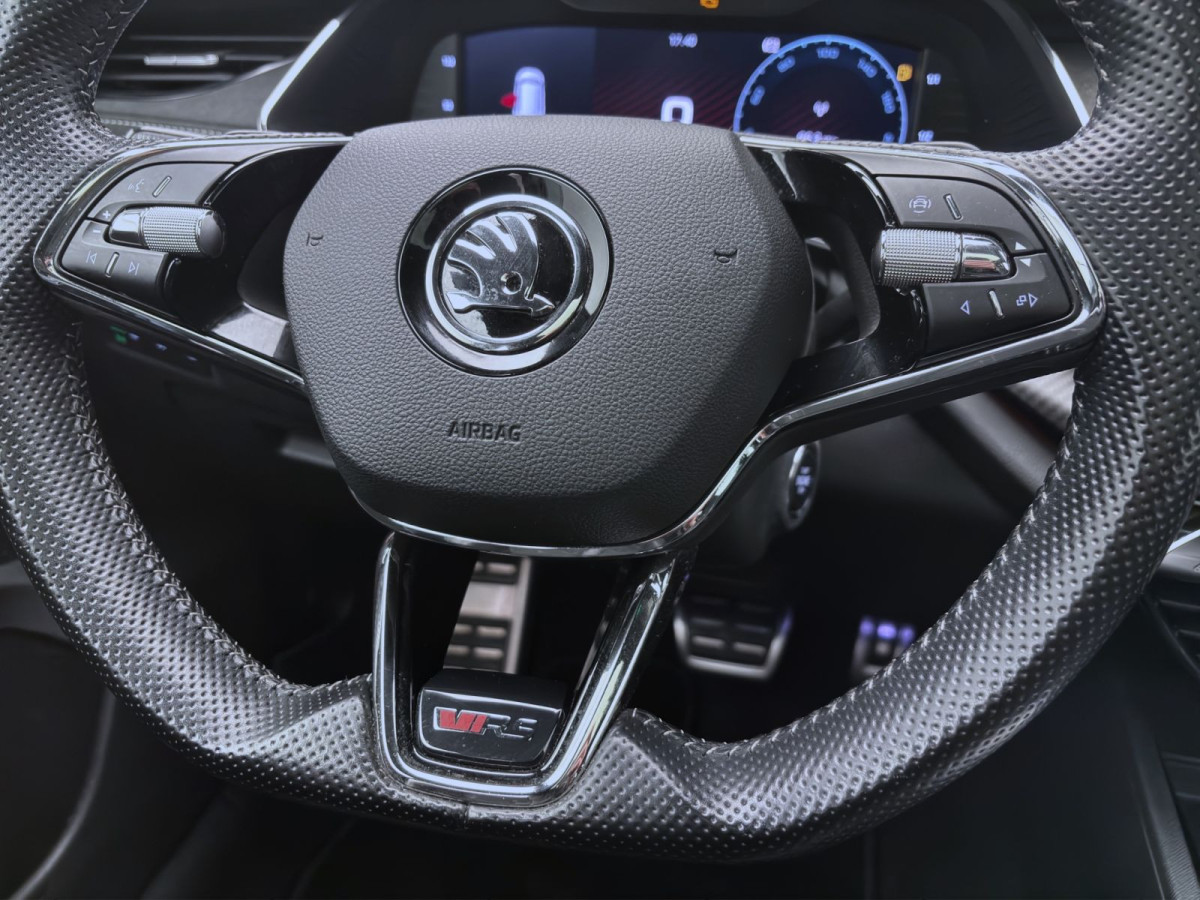 Thumb 11: Škoda Octavia Combi 2.0 TDI DSG RS STDHZG PANO AHK MATRIX