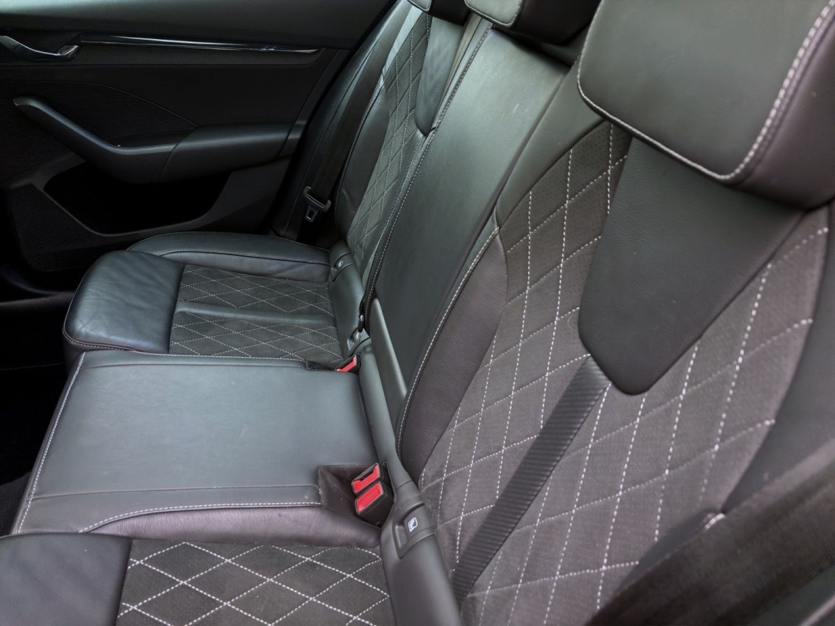 Thumb 14: Škoda Octavia Combi 2.0 TDI DSG RS STDHZG PANO AHK MATRIX