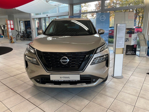 Automodell: X-Trail in der Farbe gold