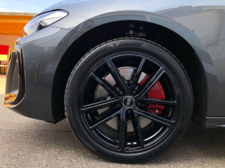 Fahrzeugbild eines Audi A5 Avant in grau.