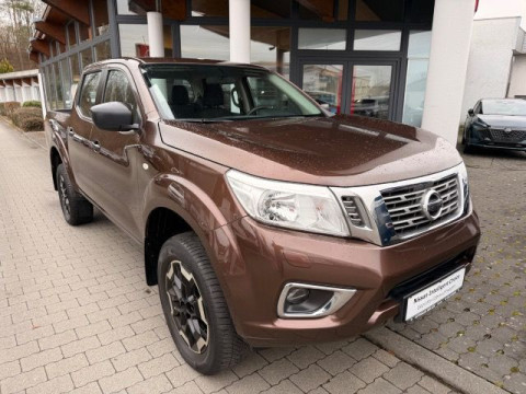 Automodell: Navara in der Farbe braun