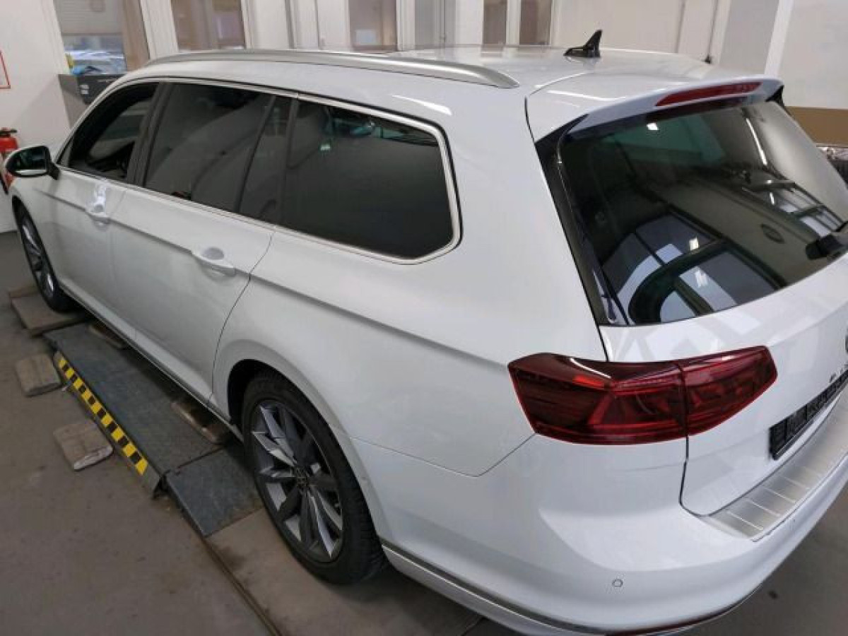 Thumb 1: Volkswagen Passat Variant 2.0 TDI DSG ELEGANCE PANO STDHZG AHK NAVI