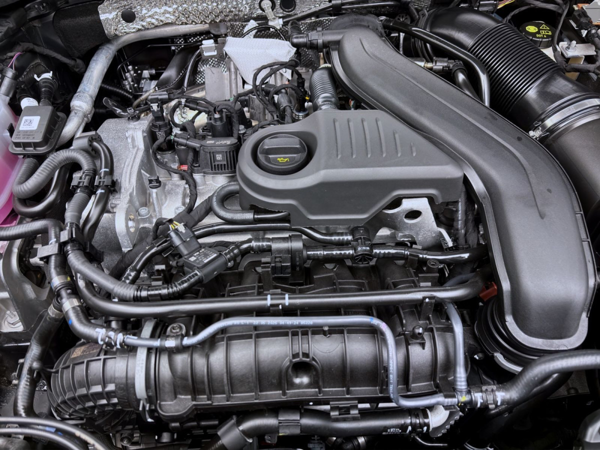 Thumb 17: Volkswagen T-Roc 1.5 eTSI DSG R-LINE AHK IQ.LIGHT NAVI HuD