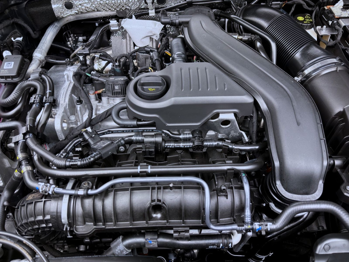 Thumb 17: Volkswagen T-Roc 1.5 eTSI DSG R-LINE AHK IQ.LIGHT NAVI HuD