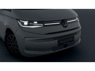 Fahrzeugbild eines Volkswagen T7 Multivan in weiß.