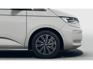 Fahrzeugbild eines Volkswagen T7 Multivan in weiß.