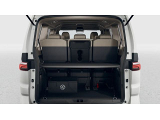 Fahrzeugbild eines Volkswagen T7 Multivan in weiß.