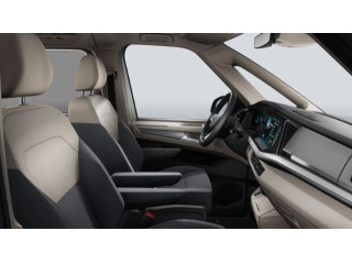 Fahrzeugbild eines Volkswagen T7 Multivan in weiß.