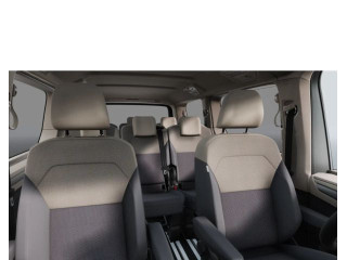 Fahrzeugbild eines Volkswagen T7 Multivan in weiß.