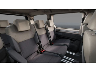 Fahrzeugbild eines Volkswagen T7 Multivan in weiß.