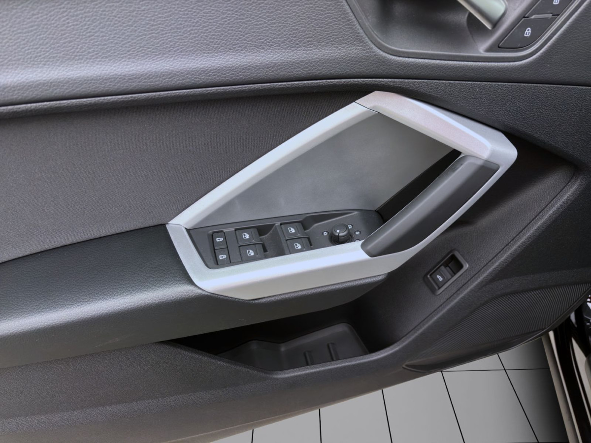 Thumb 10: Audi Q3 Sportback 40 TDI Q STDHZG NAVI LED SITZHZG