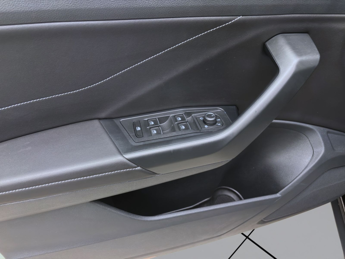 Thumb 9: Volkswagen T-Roc 1.5 TSI DSG R-LINE NAVI AHK KAMERA SHZG