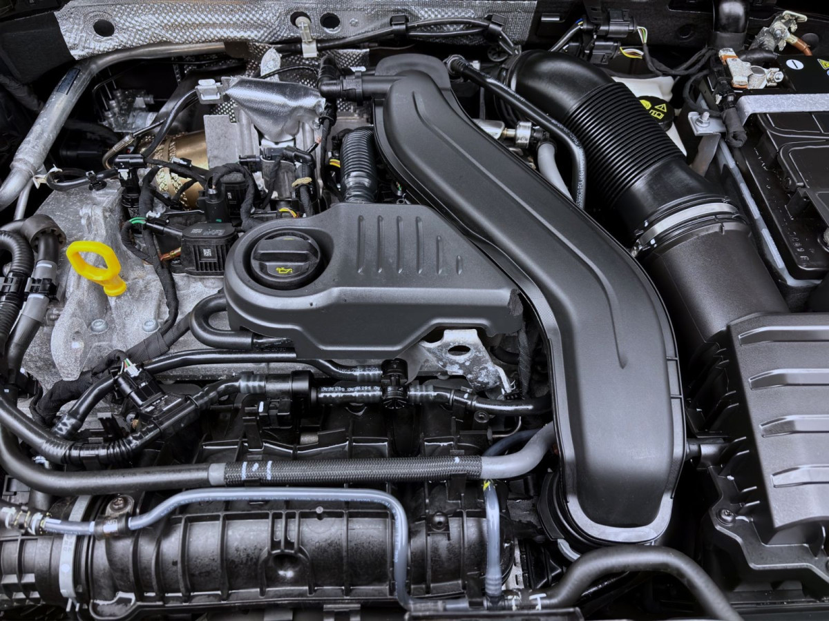 Thumb 17: Volkswagen T-Roc 1.5 TSI DSG R-LINE NAVI AHK KAMERA SHZG