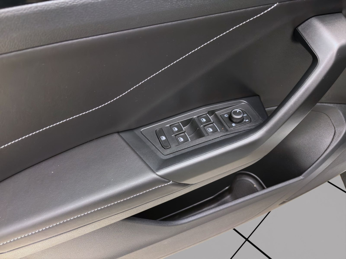 Thumb 9: Volkswagen T-Roc 1.5 TSI DSG R-LINE NAVI AHK KAMERA SHZG