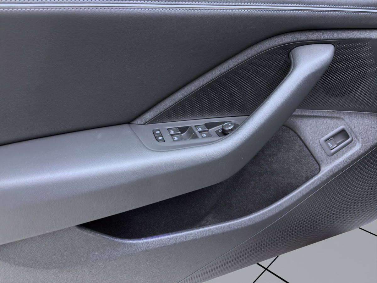 Thumb 9: Volkswagen Passat Variant 2.0 TDI DSG ELEGANCE AHK NAVI IQ.LIGHT ACC