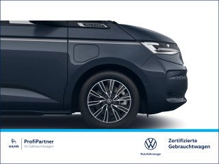 Fahrzeugbild eines Volkswagen T7 Multivan in blau.