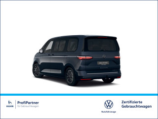 Fahrzeugbild eines Volkswagen T7 Multivan in blau.