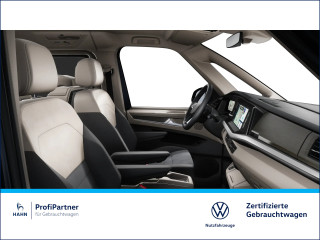 Fahrzeugbild eines Volkswagen T7 Multivan in blau.